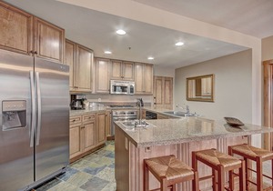 Luxury Ski in Ski out Condo/Pool and Hot Tub Access/Private BBQ