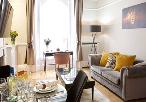 Luxury two bedroom apartment minutes from Victoria Station!