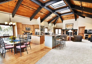 Luxury Unit. Garage, Elevator. Near Dining, Shops. Easy Drive to Slopes