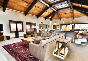 Luxury Unit. Garage, Elevator. Near Dining, Shops. Easy Drive to Slopes