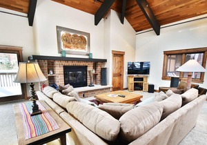 Luxury Unit. Garage, Elevator. Near Dining, Shops. Easy Drive to Slopes