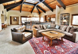 Luxury Unit. Garage, Elevator. Near Dining, Shops. Easy Drive to Slopes