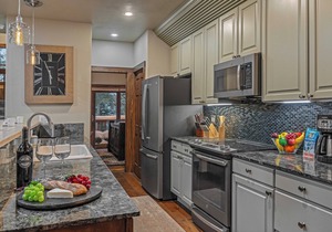 Luxury w/Mountain Views + Ski-in/Ski-out - Pines 75 Townhome
