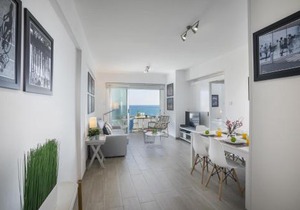 Mackenzie Zoe Seafront Suite