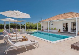 Madini Luxury villa with private heated pool