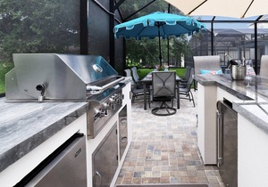 Magical 5 bedroom villa, extended pool deck and movie theatre room near Disney