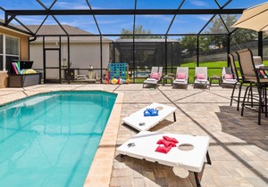 Magical 5 bedroom villa, extended pool deck and movie theatre room near Disney