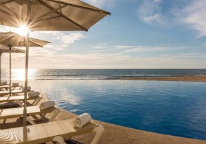 Magnificent Junior Suite with a short Walk to Beach in Mazatlan