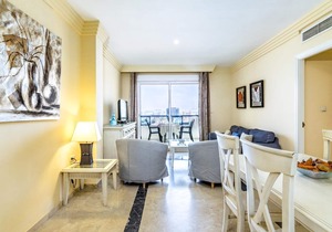 Magnifico apartamento en Marbella con vistas laterales al mar