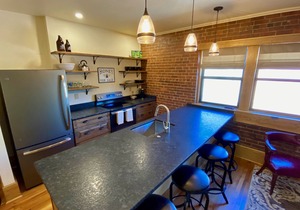 Main Street Retreats 101 Cozy, New Downtown Apt. 101