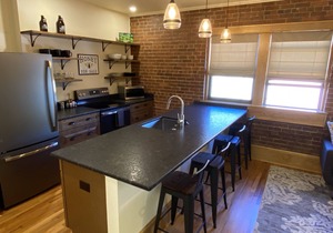 Main Street Retreats 101 Cozy, New Downtown Apt. 101