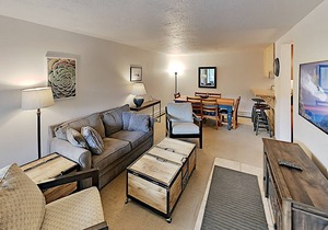 Main Street Suite w/Beautiful View of Tenmile Range, Free WiFi - Walk to Gondola