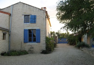 Maison Bleue - with heated pool