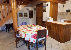 Maison de charme en pierre au bord d’un ruisseau, proche d’un bourg médiéval – Jardin et garage inclus - FR-1-582-151