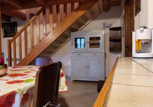 Maison de charme en pierre au bord d’un ruisseau, proche d’un bourg médiéval – Jardin et garage inclus - FR-1-582-151