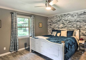 Malakoff Lake House - Deck, Boat Slips, & Fire Pit