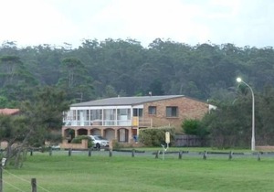 Maloneys Beach House - pet friendly and directly opposite Maloneys beach