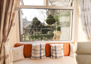 MANNA COTTAGE, romantic, character holiday cottage in Grassington