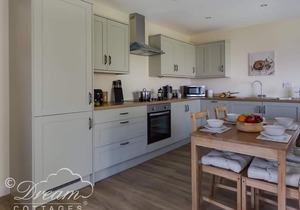 MARKHAM COTTAGE, family friendly, with a garden in Wyke Regis