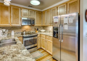 Marsh view villa with screened porch, free WiFi, and access to community pool!