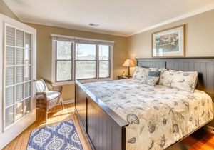 Marsh view villa with screened porch, free WiFi, and access to community pool!