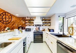 Marvelous & elegant two-story condo w/mtn views, private hot tub, gas fireplace