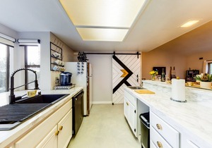 Marvelous & elegant two-story condo w/mtn views, private hot tub, gas fireplace