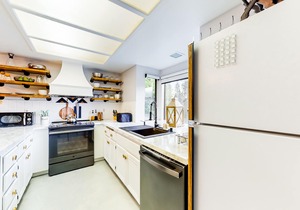 Marvelous & elegant two-story condo w/mtn views, private hot tub, gas fireplace