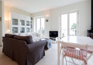 Massino Visconti 2 bed apartment with lake views
