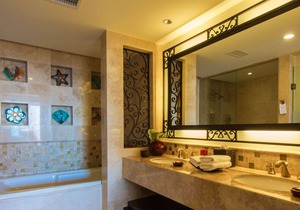 Master Suite with Studio lock-off. 2 rooms connected by door. Sleeps 8.