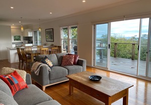 McCrae: location, location! Boasting bay views with the beach a 5 minutes walk.
