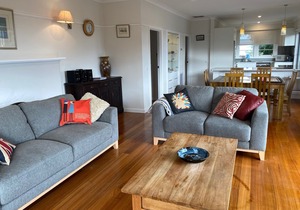 McCrae: location, location! Boasting bay views with the beach a 5 minutes walk.