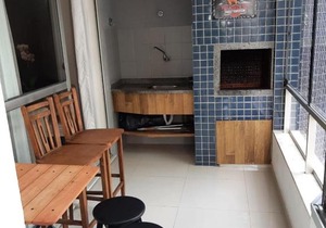 Meia Praia - apartamento com sacada ampla e churrasqueira, próximo a praia e a avenida principal.