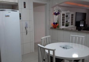 Meia Praia - apartamento com sacada ampla e churrasqueira, próximo a praia e a avenida principal.
