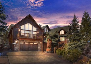 Mighty Bear Manor by AvantStay Elevated Cabin w/ Pine Tree Views, Hot Tub & Pool Table