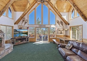 Mighty Bear Manor by AvantStay Elevated Cabin w/ Pine Tree Views, Hot Tub & Pool Table