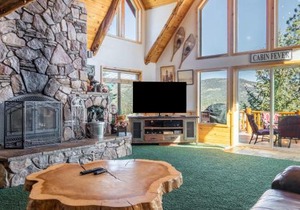 Mighty Bear Manor by AvantStay Elevated Cabin w Pine Tree Views Hot Tub Pool Table
