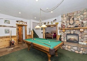 Mighty Bear Manor by AvantStay Elevated Cabin w Pine Tree Views Hot Tub Pool Table