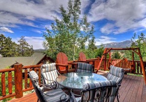 Mighty Bear Manor by AvantStay Elevated Cabin w Pine Tree Views Hot Tub Pool Table