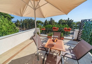 Mika's Seaview Apartments - One bedroom Apartment 2