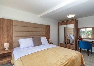 Mika's Seaview Apartments - One bedroom Apartment 2