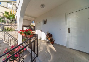 Mika's Seaview Apartments - One bedroom Apartment 2