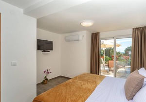 Mika's Seaview Apartments - One bedroom Apartment 2