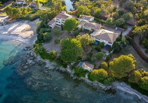 Mini villa 2 people, ground floor, feet in the water direct access to the beach