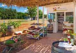 Mobilehome with tennis court and outdoor pool