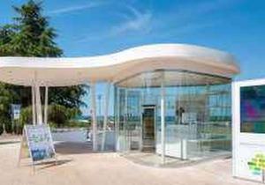 Mobilehome with tennis court and outdoor pool