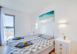 Mod. Apartment in Cala Millor, directly on the sea, free WIFI, up to 4 pers.
