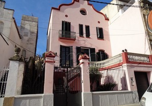 Modernist mansion of stately bearing in the Center of Sant Andreu de Llavaneres