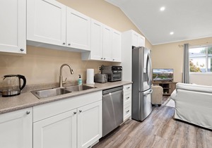 Modern 1 bed suite on Oceanfront Property, Parking