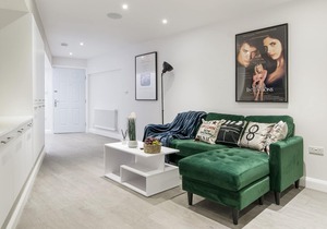 Modern 2 bed 2 bath New Barnet Apt
